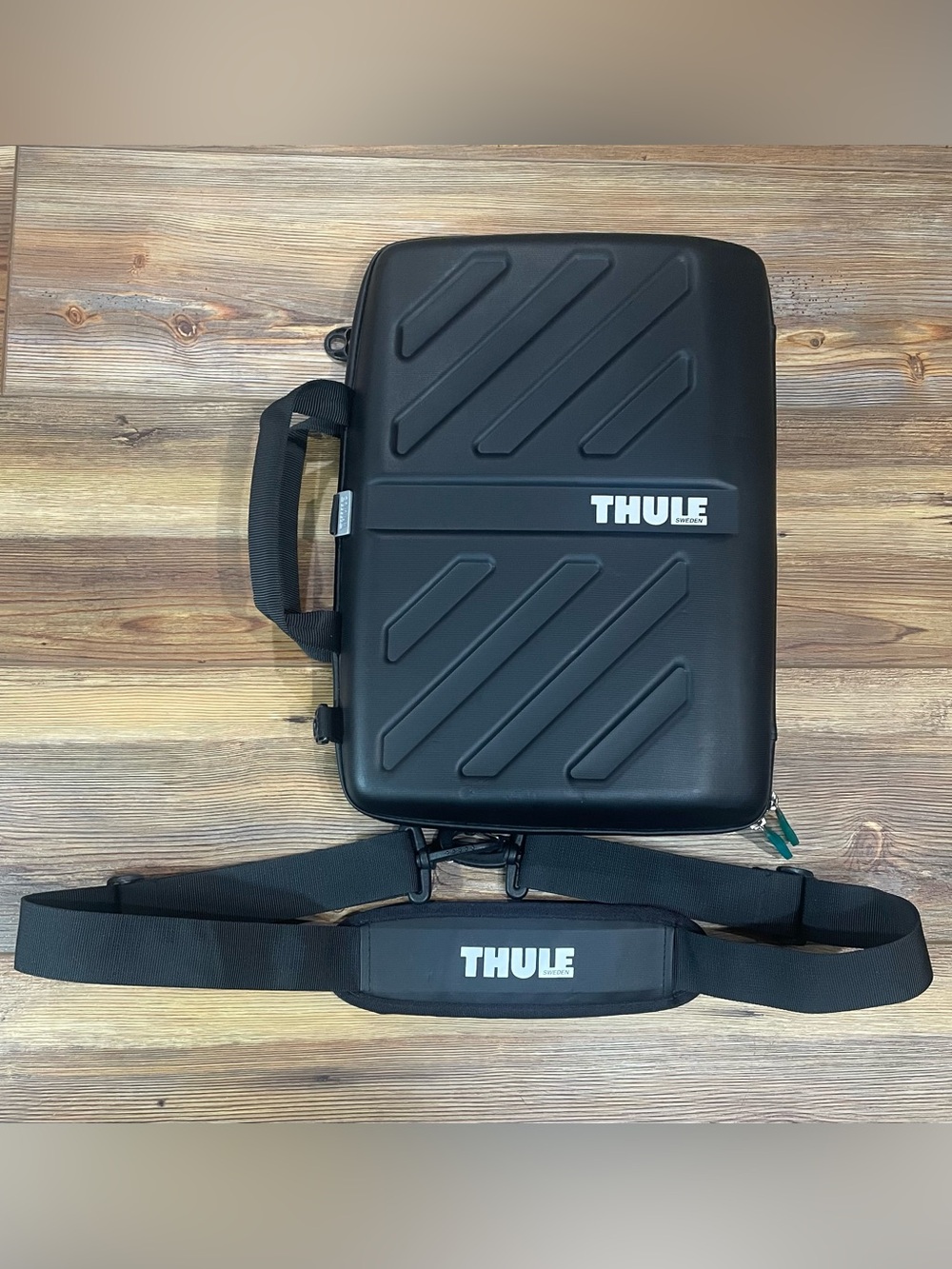 Thule Gauntlet Hard Shell Laptop Case Bag Shoulder Messenger Briefcase W Strap